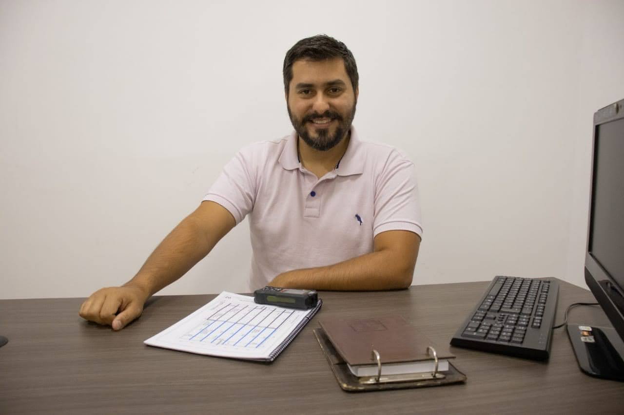 Alan Ribeiro em seu escritório